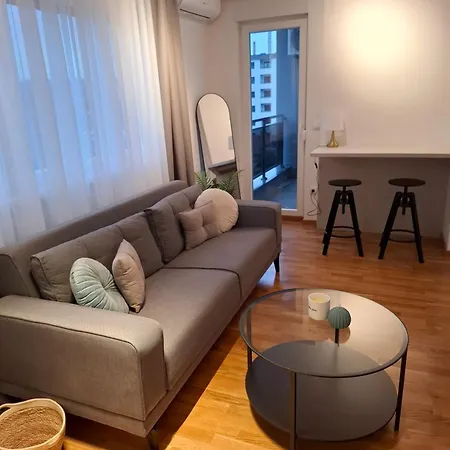 Myka Sa Privatnim Parkingom Lejlighed